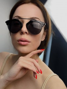 Солнцезащитные очки в современной оправе